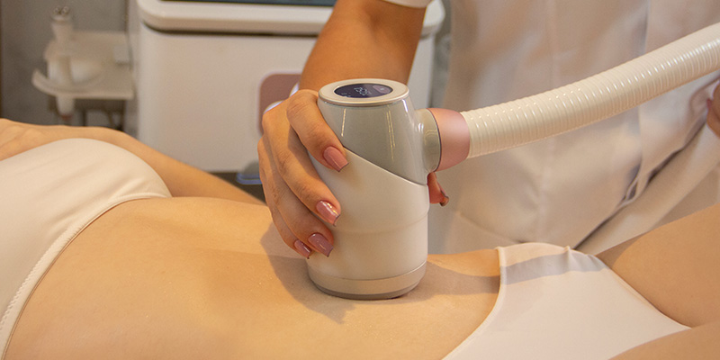 Aplicação com Unyque PRO para tratamento de gordura e flacidez